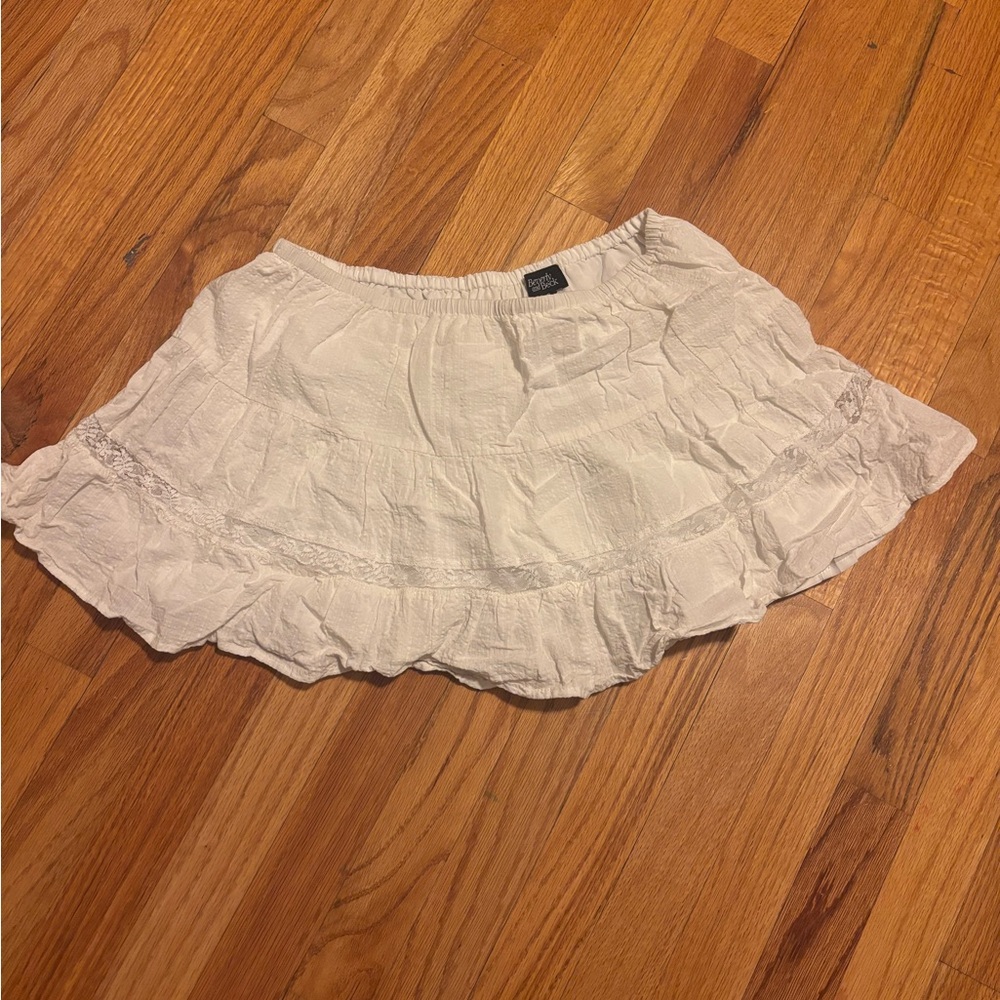 Chic White Ruffled Skirt